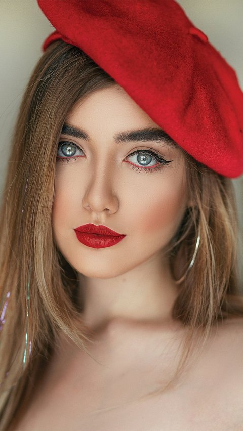 <b>Lipstik dengan Warna Merah Bata</b>
