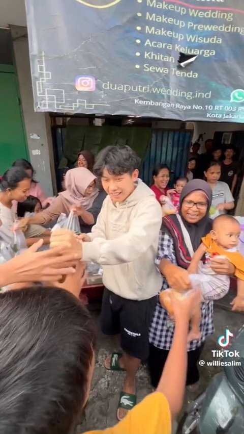 Dagangan Takjil Belum Laku Jelang Maghrib, Ibu Ini Menangis Haru saat Diborong dan Dibayar dengan Motor Baru