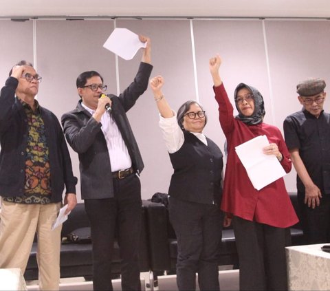 FOTO: Demokrasi Meredup, Guru Besar dan Akademisi Berkumpul di UI Salemba