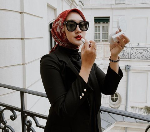 9 Paduan Warna Hijab Berwarna yang Membuat Penampilan Baju Hitammu Berkilau