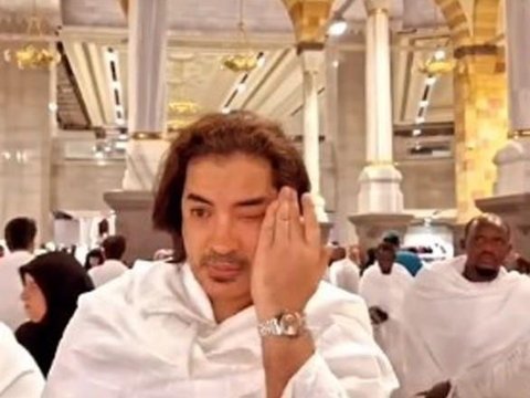 Known as a Playboy and a Spendthrift, This Billionaire Converts to Islam after Getting Lost in Jeddah, Crying in front of the Kaaba