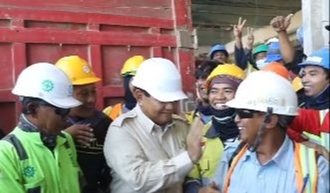 Sontak Prabowo pun langsung menepis tangan pekerja tersebut.<br>