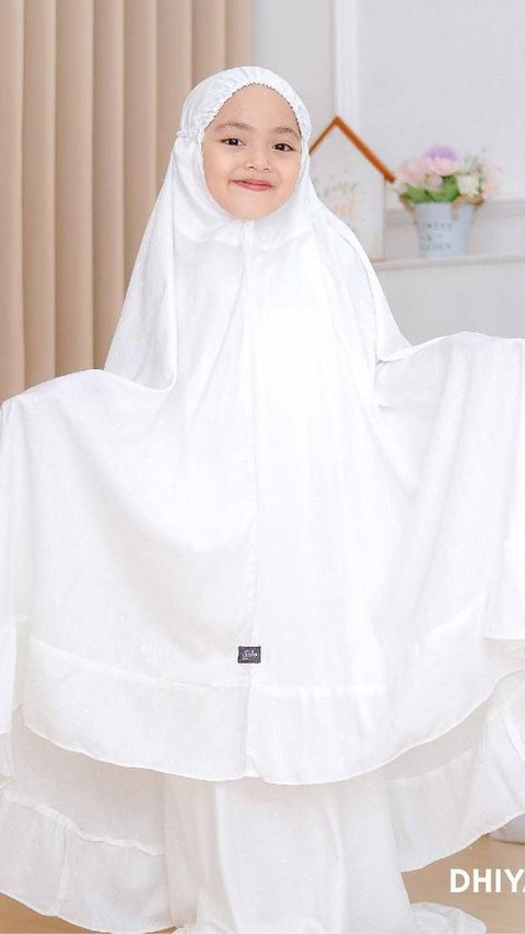 9. Mukena Anak Dhiya White, Nyaman Dipakai dan Tidak Nerawang<br>