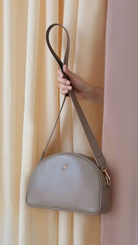 7. Marta Sling Bag dengan Desain yang Unik dan Simpel