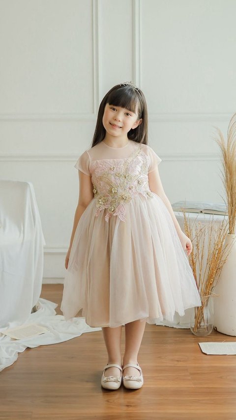 4. Pay Attention to Accessories on the Dress, Don't Let It Disturb the Child.