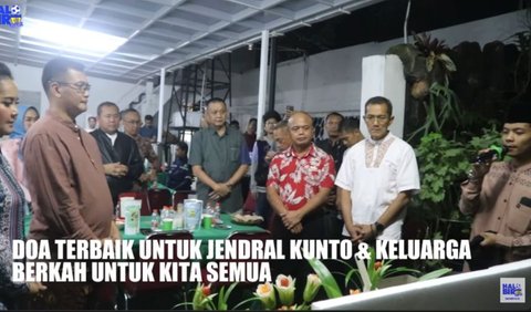 Selanjutnya, para hadirin tak lupa untuk bersama-sama mengikuti doa bersama untuk Kunto Arief.