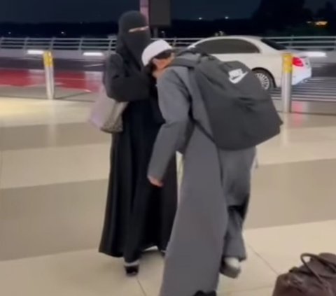 Momen Ataya Bilal sedang Pulang ke Indonesia, Dijemput Ummi Pipik di Bandara Bikin Terharu