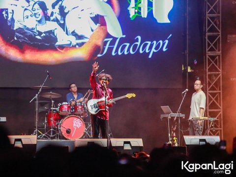 Tak Ragu Hampiri Penggemar, Intip Foto-foto Penampilan Kunto Aji dalam Kemeriahan Acara KapanLagi Buka Bareng BRI Festival 2024