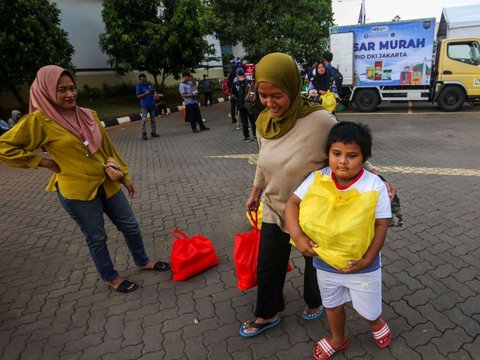 FOTO: Ramai-Ramai Berburu 1.000 Paket Sembako Murah di Bazar Ramadan LRT Jakarta
