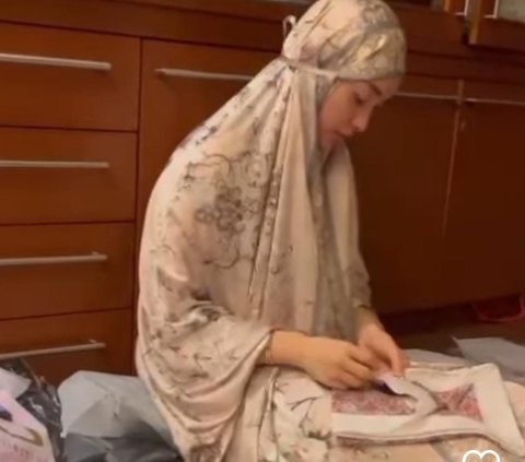 Kini Bisnis Hijab, Momen Zaskia Gotik Turun Langsung Pasang Label 'Capek Dikit tapi Happy'