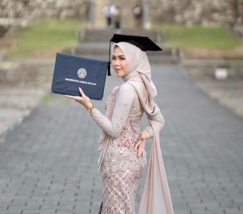 Not for the Indifferent, This College Student Spent Rp14.5 Million to Look Maximum at the Graduation Ceremony