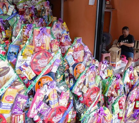 Tumpukan parcel yang sudah dirangkai terlihat memenuhi lapak pedagang parcel musiman di kawasan Barito, Jakarta Selatan, Selasa (26/3/2024). Foto: merdeka.com / Arie Basuki