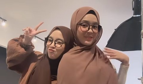 Potret Eca Aura saat memperlihatkan hijab dari Nissa Sabyan. Tampak Eca makin cantik tampil dalam balutan busana hijab.<br>