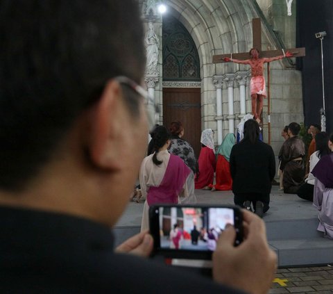 FOTO: Melihat Kesengsaraan Yesus Kristus dalam Prosesi Jalan Salib di Gereja Katedral Jakarta