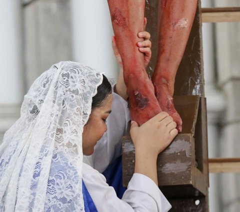 FOTO: Melihat Kesengsaraan Yesus Kristus dalam Prosesi Jalan Salib di Gereja Katedral Jakarta