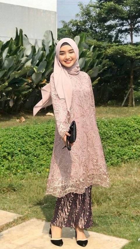9. Kebaya Lesti Payet Hijab Modern <br>