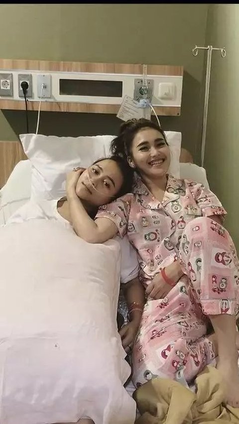 When accompanying her younger sibling at the hospital, Ayu Ting Ting wore pajamas as if she were at home.