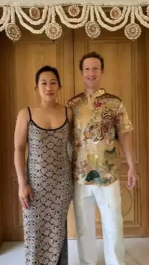 Saat pakai kemeja casual, istri Mark tampil anggun dengan dress tanpa lengan.