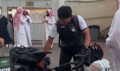 Bukan Pesawat atau Kapal, Orang Indonesia ini Naik Sepeda ke Mekkah Demi Ibadah Haji