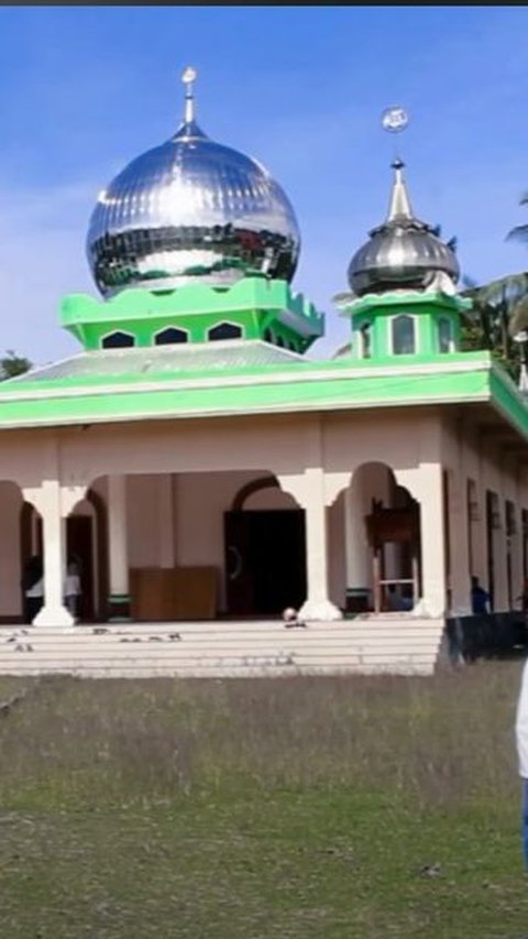Alif Pillar Pronouncing Allah Made of 2.6 Kg of Gold and 200 Gems in the Mosque Dome in Maluku Stolen by Thieves