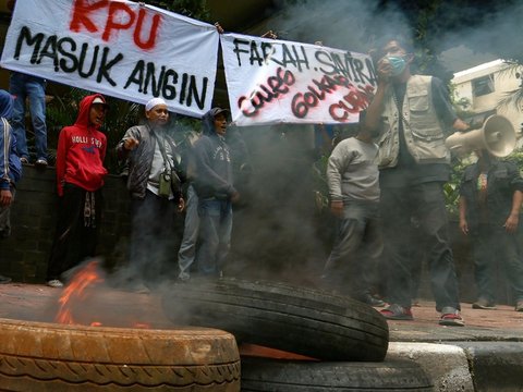 FOTO: Protes Pencurian dan Penggelembungan Suara, Massa Caleg Partai Golkar Dapil 8 DKI Jakarta Bakar Ban di Jalan