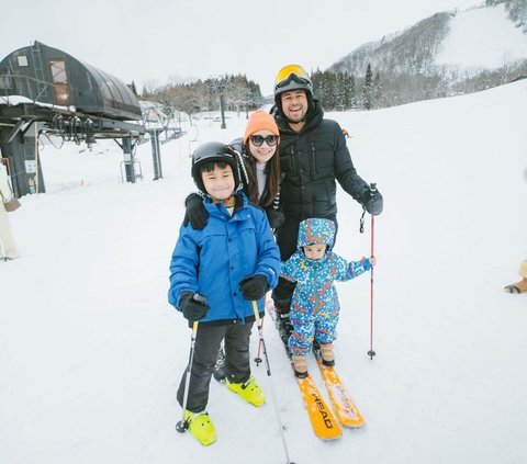 Potret Ganteng Rafathar Main Ski di Jepang, Netizen 'Pesona Tuan Muda Kayak Warlok'