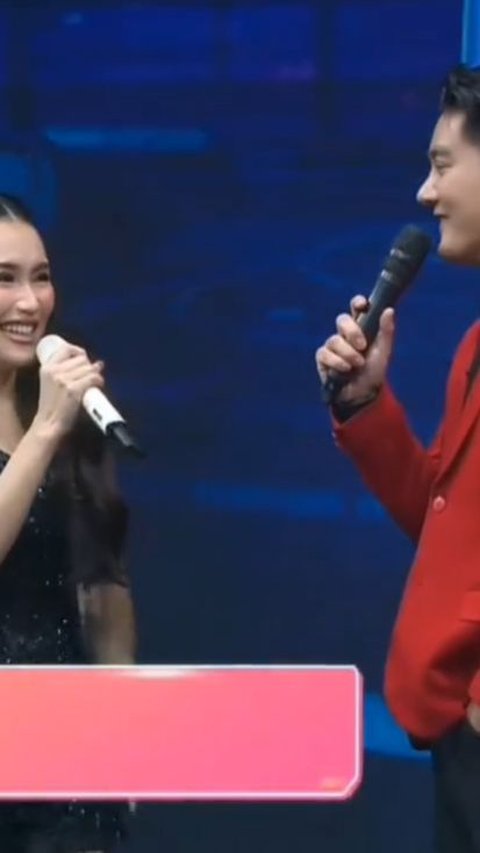 6 Portraits of Ayu Ting Ting and Boy William's Meeting on Stage Highlighted, Looking Awkward!