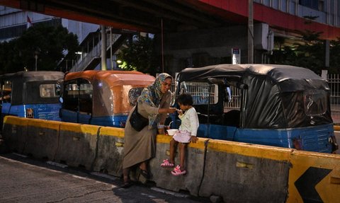 FOTO: Cerita Tangguh Ekawati, Ibu Tunggal Jadi Sopir Bajaj Demi Hidupi Empat Anak