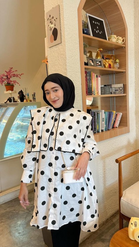 <b>Tunik Hitam Putih dengan Motif Polkadot </b>