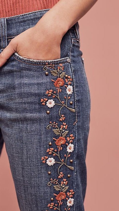 Embroidered Jeans: Jeans with Embroidery Motif  