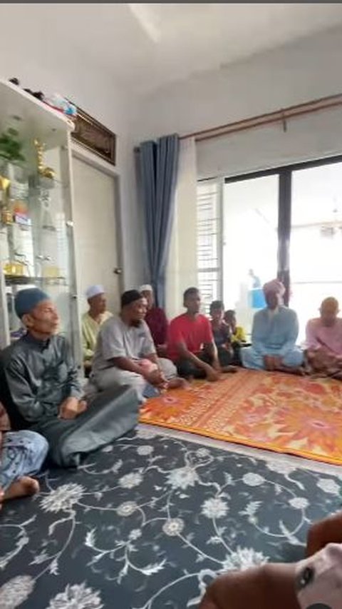 Interestingly, the housewarming celebration of Jirayut's new house in Thailand appears to be similar to the tradition of housewarming in Indonesia.