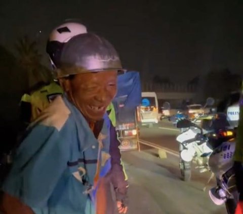 Truk Bau Terasi Dibantu Polisi saat Pecah Ban di Jalan, Sopir Bukan Bawa Masker Malah pakai Helm