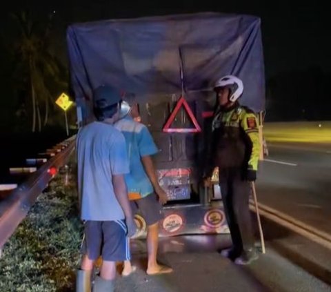 Truk Bau Terasi Dibantu Polisi saat Pecah Ban di Jalan, Sopir Bukan Bawa Masker Malah pakai Helm