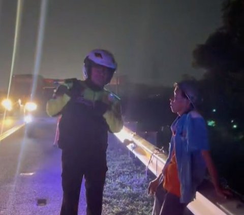 Truk Bau Terasi Dibantu Polisi saat Pecah Ban di Jalan, Sopir Bukan Bawa Masker Malah pakai Helm