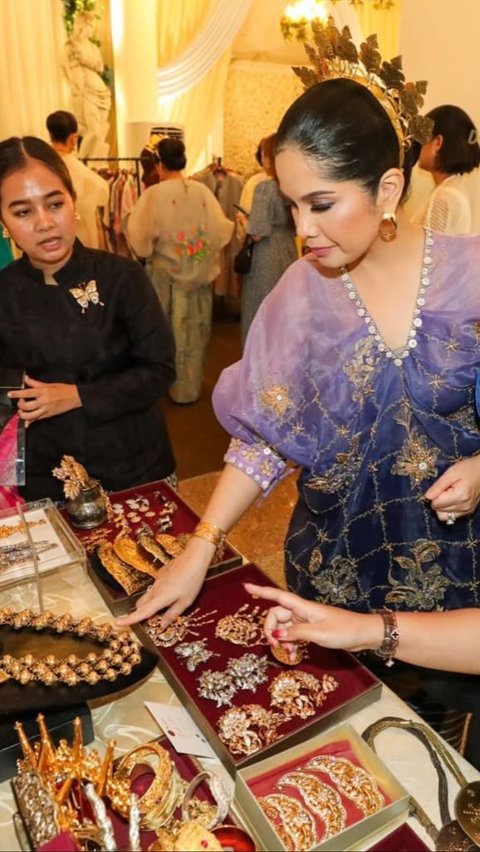Annisa Pohan juga tampak melihat-lihat sejumlah aksesoris yang biasa digunakan dalam pakaian adat khas Sulawesi Selatan