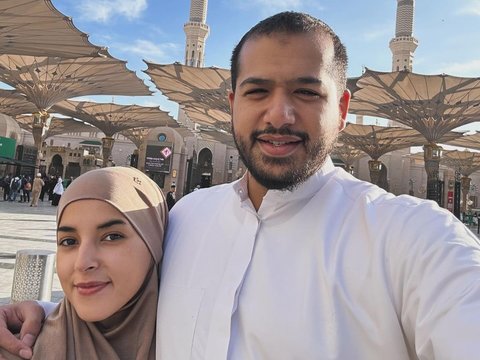 Potret Tasya Farasya saat Umrah di Tanah Suci Bersama Suami, Tampil Berhijab Bikin Pangling