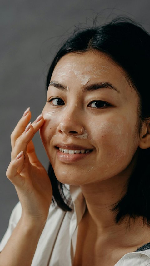 <b>Pilih Skincare dengan Kandungan Bahan Aktif untuk Mencerahkan Kulit Kusam, Flek Hitam, dan Bekas Jerawat</b><br>