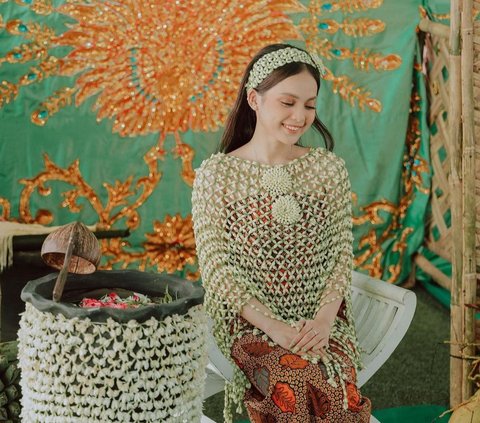 Prospective Marriage of the Coal Boss's Daughter, Portrait of Putri Isnari Enveloped in Gold on the Night of Mappaci Before the Wedding