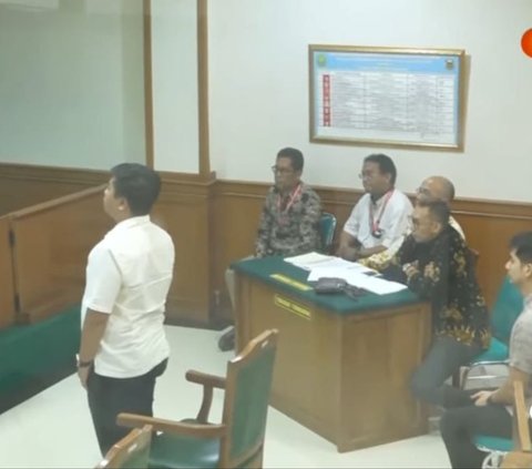 Momen Ria Ricis Cium Tangan Teuku Ryan Sebelum Sidang Cerai, Ekspresi Sang Suami Disorot