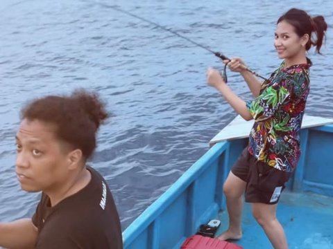 Portrait of Simplicity by Indah Permatasari in Arie Kriting's Village, Fishing in the Sea with Cassava as a Provision