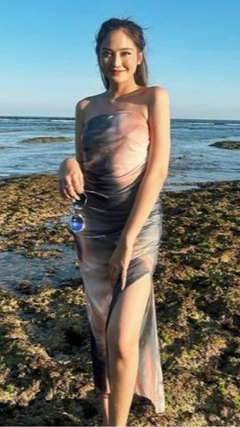 When at the beach, Salsha wears a combination of pink and purple slit tube dress.