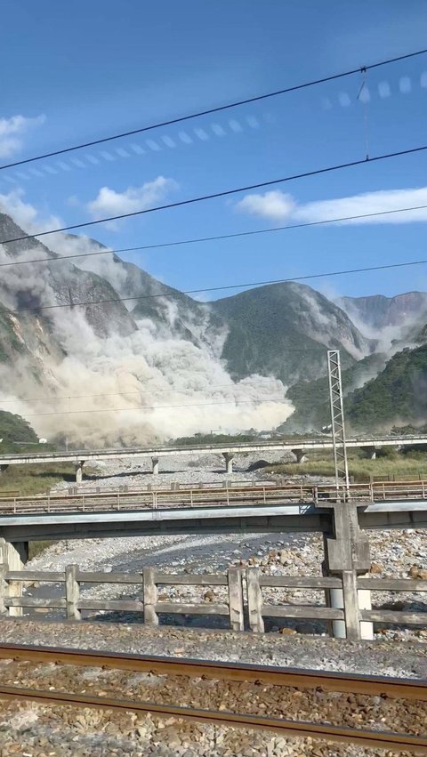 Momen tanah longsor yang terekam kamera setelah gempa bumi melanda lepas pantai timur Taiwan, menurut Badan Cuaca Pusat Taiwan, di Xiulin, Hualien, Taiwan pada (3/4/2024). Tutuloveeat/via REUTERS