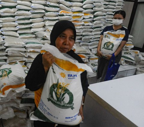 FOTO: Semringah Warga Menerima Bantuan Cadangan Pangan Beras 10 Kg