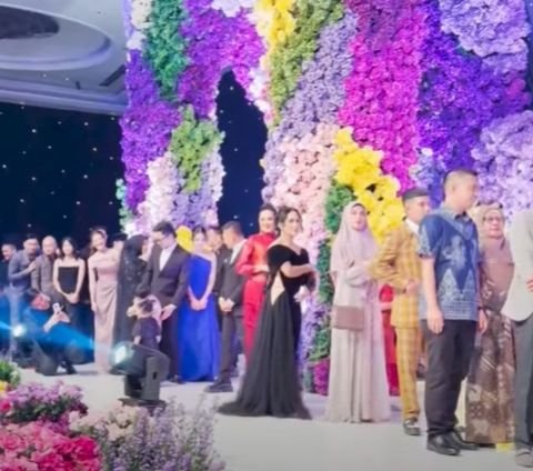 Have to Wait for 3 Hours, 7 Photos of Artists Who Are Willing to Wait in Line to Shake Hands with Rizky Febian and Mahalini at the Wedding Reception