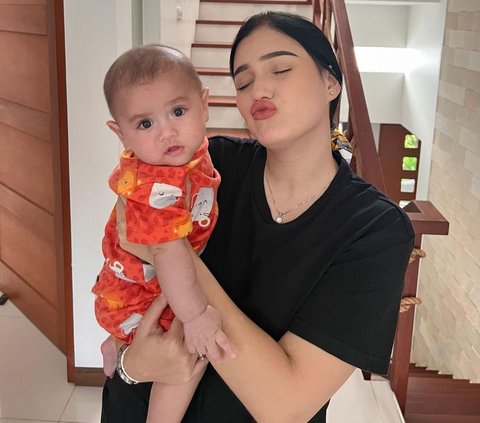 Gugat Cerai Aditya Zoni, Ini Foto Yasmine Ow Mengasuh Baby Zayn Enver yang Tampan dan Berwajah Bule