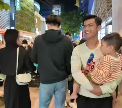 Potret Pratama Arhan Terus Gendong Rayyanza di Myeongdong Korea, Nagita Slavina 'Pengen Cepet Punya Anak'