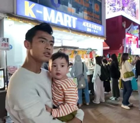 Potret Pratama Arhan Terus Gendong Rayyanza di Myeongdong Korea, Nagita Slavina 'Pengen Cepet Punya Anak'