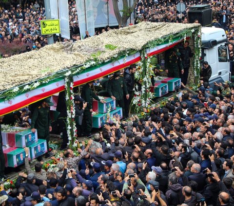 FOTO: Penampakan Lautan Manusia Padati Iring-iringan Jenazah Presiden Iran Ebrahim Raisi