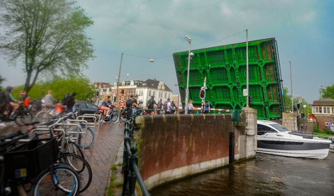 Dengan keindahan kanal-kanalnya yang menakjubkan, Amsterdam menawarkan pengalaman wisata yang tak terlupakan. <br>