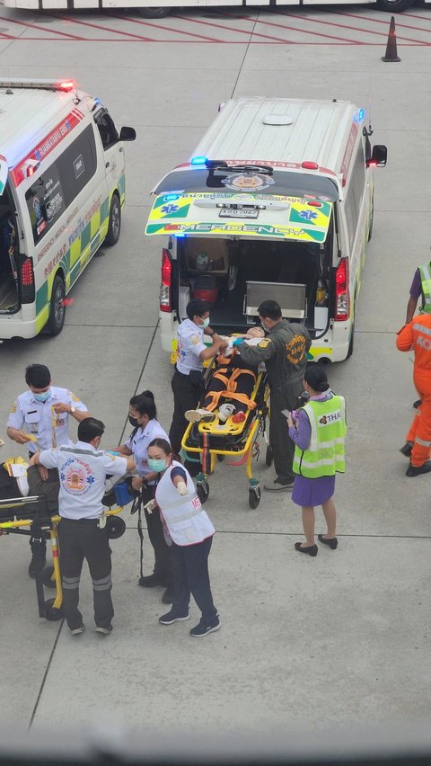 Kedatangan pesawat Singapore Airlines SQ321 di Bandara Internasional Suvarnabhumi, Bangkok, Thailand, langsung disambut barisan ambulans yang siap mengevakuasi penumpang. Foto: REUTERS